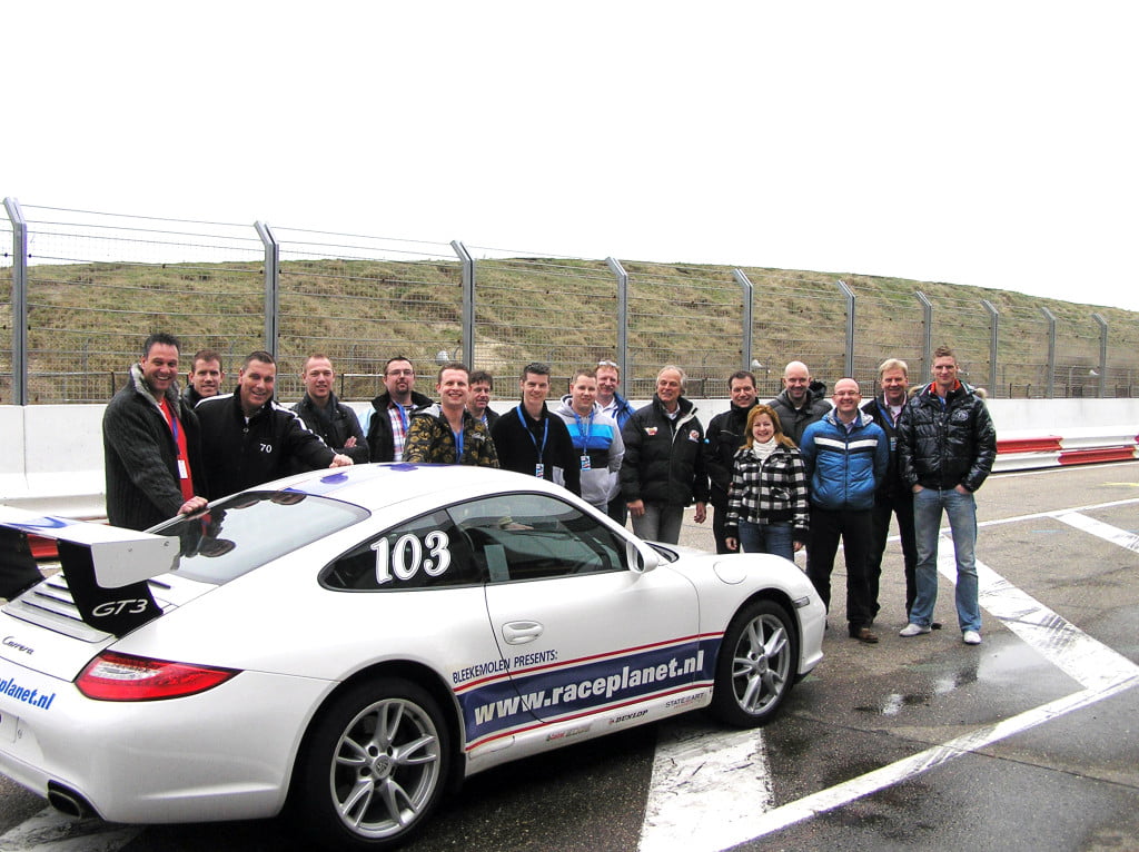 Michael Bleekemolen met de winnaars en Knauf-personeel