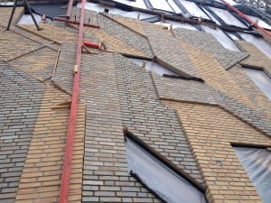 Om het reliëf in het metselwerk aan te kunnen brengen, zetten de metselaars stellatten uit en spanden pijnen waarlangs de stenen werden gemetseld. 
