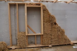 Een proefopstelling voor de verwerking van de strobalen.  (Foto's: Vastbouw en Marcel van Rijnbach)