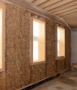 Over de strobalen gevel komt een laag leemstuc. (Foto's: Vastbouw en Marcel van Rijnbach)