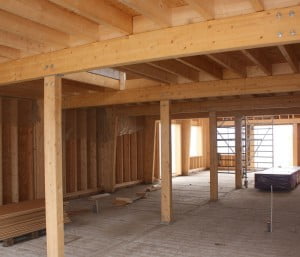 De gemeenschappelijke ruimte heeft een constructie van gelamineerd hout, met een houten verdiepingsvloer. (Foto's: Vastbouw en Marcel van Rijnbach)