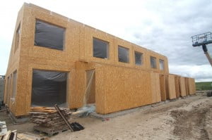 De hsb-elementen zijn aan de buitenzijde af fabriek voorzien van een OSB-beplating. (Foto's: Vastbouw en Marcel van Rijnbach)