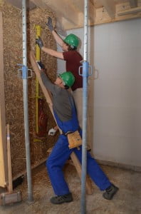 Bewoners persen de balen met behulp van een pers. (Foto's: Vastbouw en Marcel van Rijnbach)