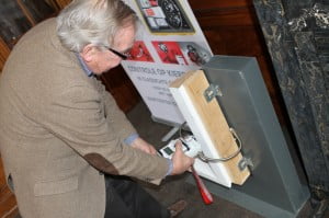 Theo d’Archard van Enschut van Gevelscan demonstreert een prototype van een apparaat waarmee de kierdichting met behulp van ultrasoontechniek al tijdens het bouwen kan worden gecontroleerd. 