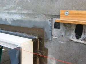 Voor afdichting van luchtlekken wordt gebruik gemaakt van verschillende soorten schuimband, tapes, flexibele kit en flexibel purschuim.