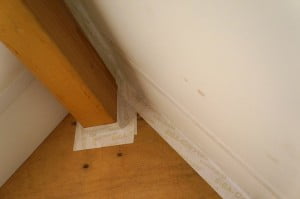 De nokbalk van het dak afgeplakt met de Corvum 30/30.