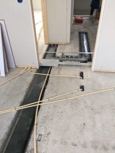 Voorbeelden van de meerwaarde van het engineeringstraject. In de stalen ligger is een sparing voor het luchtkanaal gemaakt. 