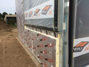 De stalen kolom is meegestort in deze betonwand en de isolatie direct verjongd aangebracht in de fabriek.