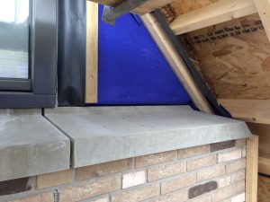 De dorpel van de raampartij op de verdieping is niet in het werk afgeschuind maar vooraf goed uitgewerkt. “Hij is zo gestort.”