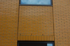 Verticale dilatatievoegen aan het einde van een geveldrager.