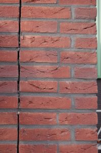 Dilatatievoegen dienen volledig vrij te zijn van specie.