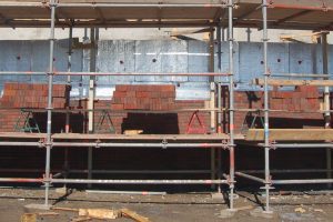 Dagelijkse praktijk van het aanbrengen van spouwankers: juiste aantallen, posities en patronen worden niet gevolgd.