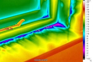 1. Luchtlekken rondom een kozijn; het resultaat van ‘maar wat doen’.