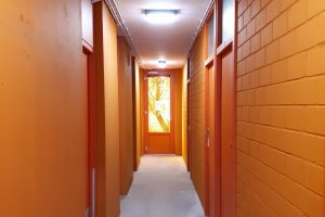 De vernieuwde berging mét stopcontact in elke box; de wens die een bewoner uitte aan haar aanspreekpunt.