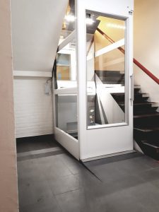 De bestaande trappen werden versmald, zodat in het midden ruimte is ontstaan voor een lift.