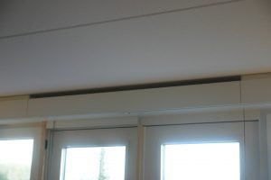 Ventilatiesysteem C in de Brabantwoning: een koof voor de ventilatieroosters zorgt ervoor dat koude buitenlucht langs het plafond wordt ingeblazen.
