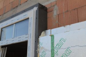 Een doorlopende isolatielijn dankzij het EPS kader. Het kozijn is aan de binnen- en buitenzijde luchtdicht afgeplakt. (Foto: Paul Diersen)