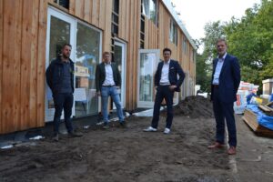 V.l.n.r.: uitvoerder Koen ten Hove en directeur Bart Oude Wolbers van Bouwonderneming Oude Wolbers,  Robert de Vries van KienhuisHoving advocaten en notarissen en Johan Riezebos van Ter Steege Advies & Innovatie. (foto: Paul Diersen)