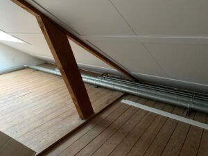Het dak was aan vervanging toe en is van binnenuit geïsoleerd met het circulaire Isovlas. (Foto: Lenferink Vastgoedonderhoud)
