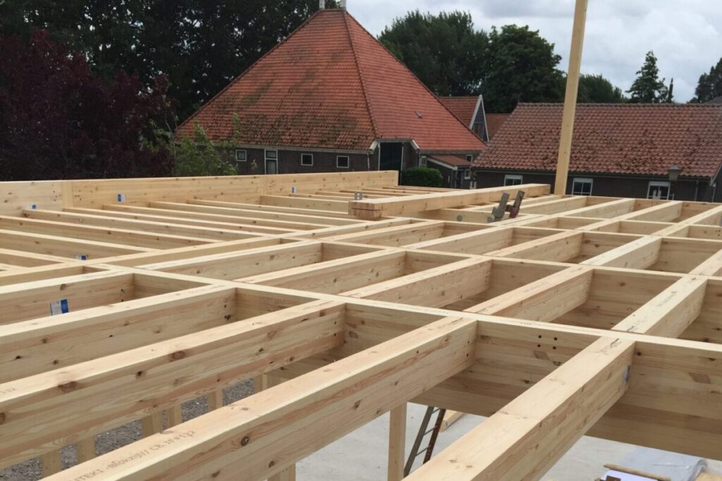 Alleen een hamer is voldoende op de bouwplaats.