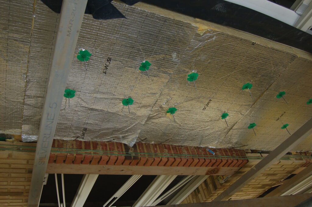 Metselwerkwapening kan worden toegepast als constructieve, berekende wapening in verticaal belaste wanddelen met een liggerfunctie, zoals lateien boven openingen.