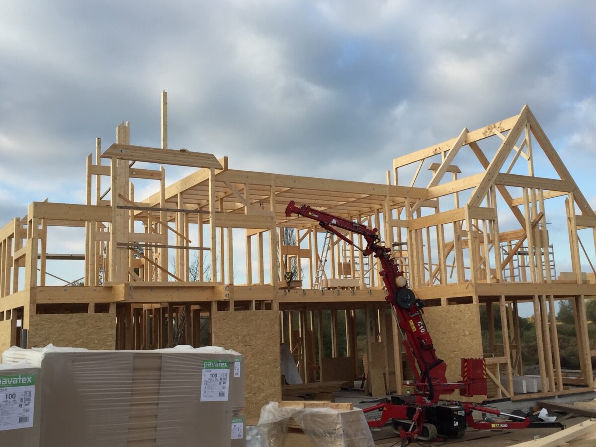 Het skelet van de woning in Oostzaan in aanbouw.