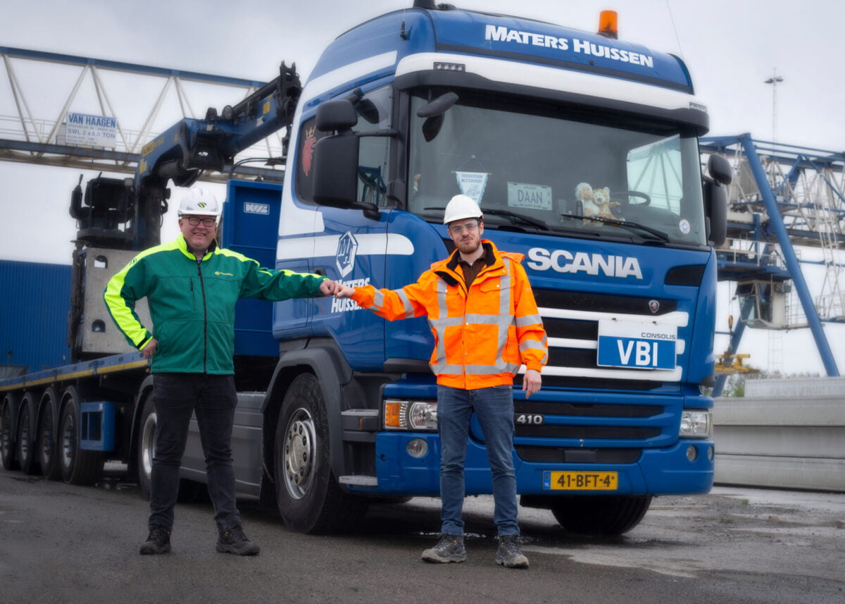 Logistiek manager Bouwe van der Tuuk van Dura Vermeer (l): “Wij willen alle leveringen op een bouwplaats precies laten aansluiten bij de dagelijkse bouwproductie.”