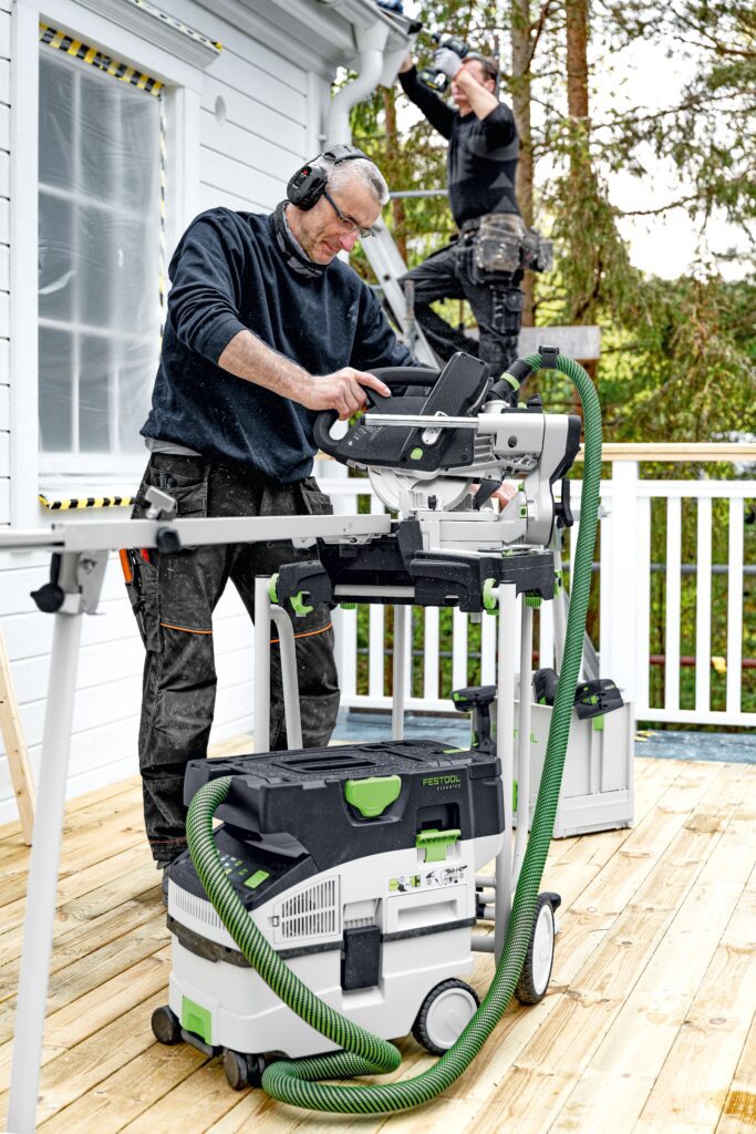 Afkortzaag van Festool ook op accu in combinatie met stofzuiger (foto: Festool).