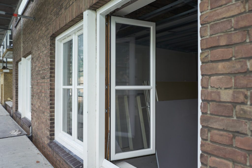 Hergebruikte opgewaardeerde kozijnen bij woningrenovatie in de Amsterdamse wijk De Bosleeuw (foto: Berend van Breda).