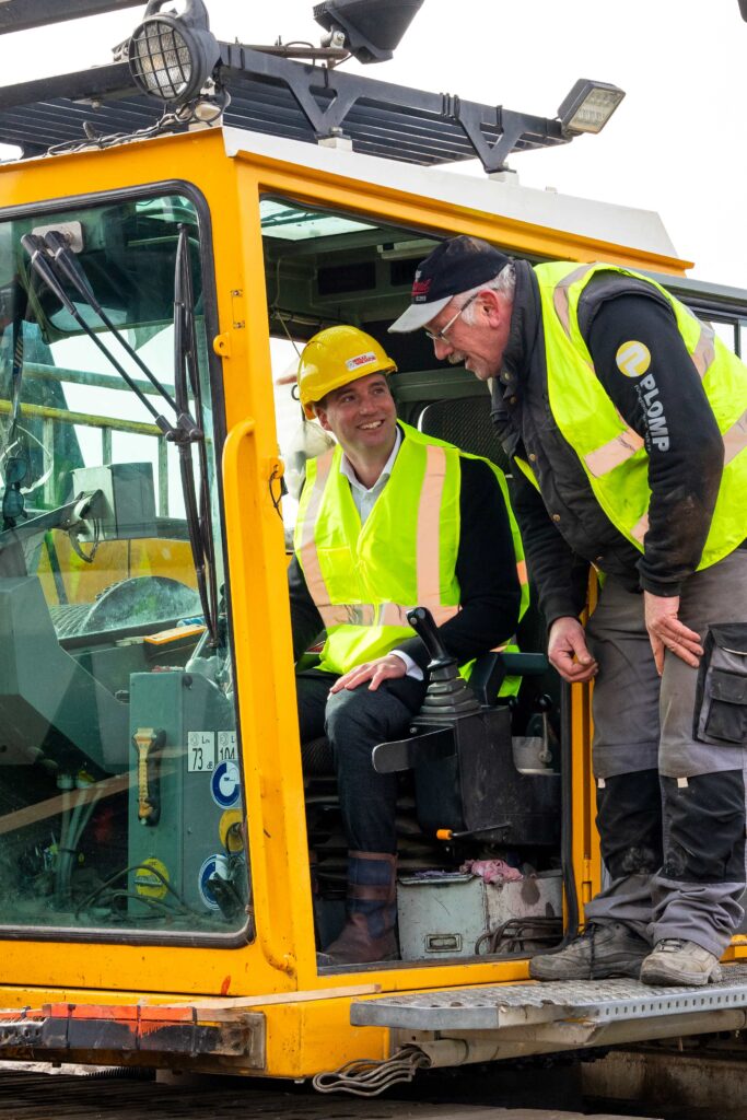 Bram Harmsma, wethouder Gemeente Steenwijkerland, slaat de laatste heipaal.
