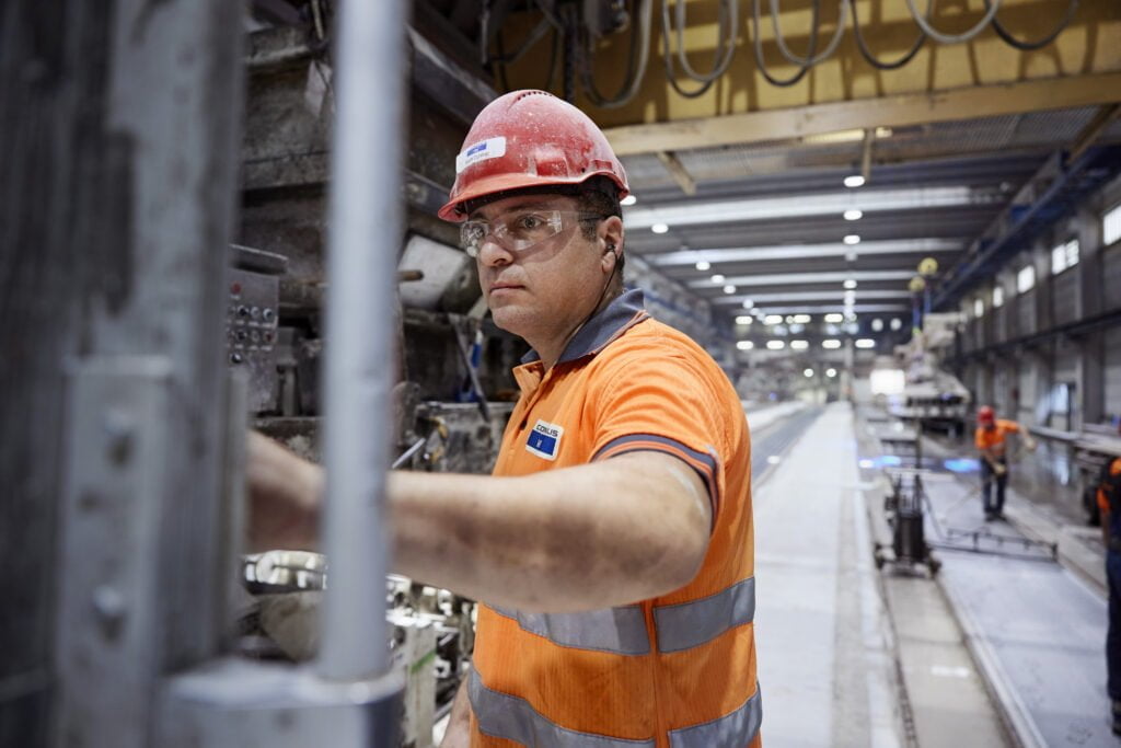 In de fabriek van VBI waar prefab kanaalplaten worden geproduceerd.