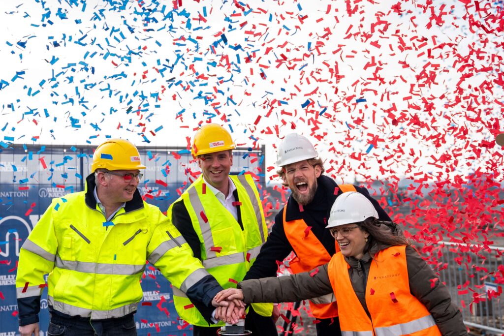 De laatste heipaal van Panattoni Park Steenwijk wordt geslagen door Jeroen de Bonth (Willy Naessens Industriebouw), Bram Harmsma (wethouder), Tim Stoffelen (Panattoni) en Melanie Moolman (Panattoni).