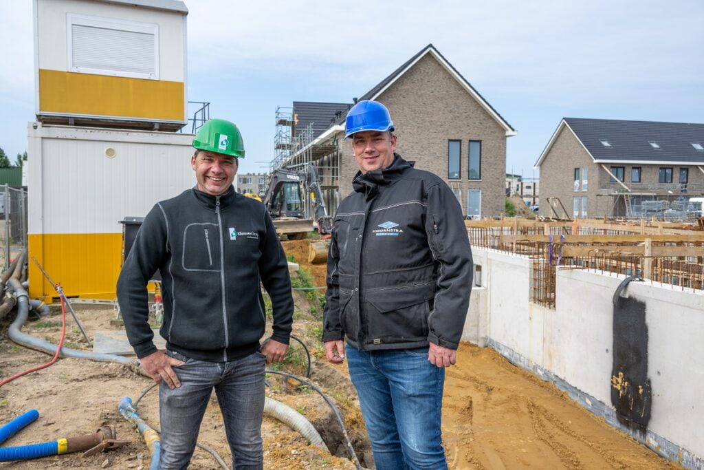 Uitvoerders Sander Scheerder en Gerben Dikker werken nauw samen bij de bouw van Stadspark Keppeloord.