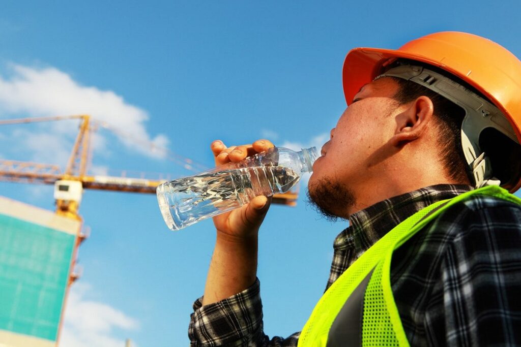 hitteprotocol in de bouw; bouwvakker drinkt water
