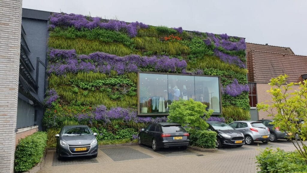 Natuurinclusief metselwerk; beplanting tegen gevel