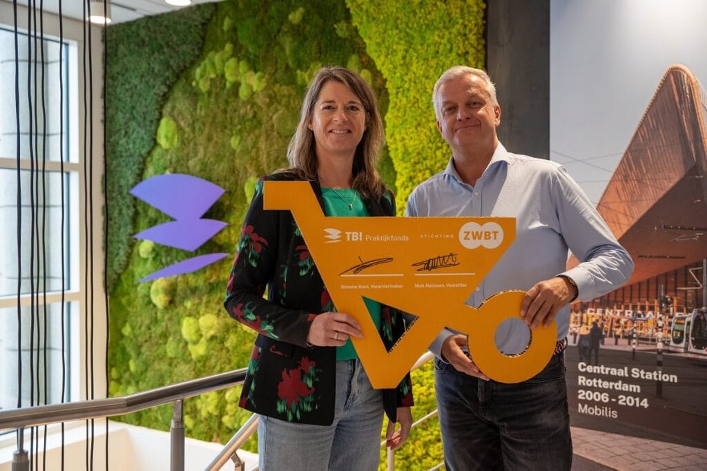 Simone Koot en Niek Nelissen ondertekenen de samenwerkingsovereenkomst voor de TBI Praktijkfonds-truck