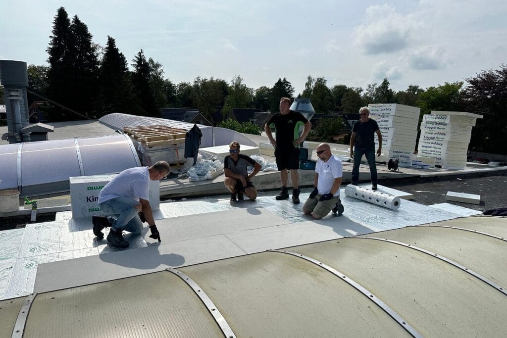 aanleggen van een onbrandbare plaat voor een brandveilig dak