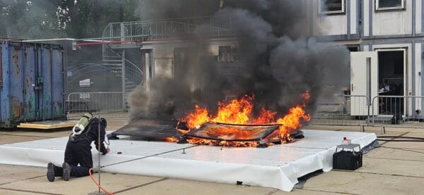 Er ontstond wel branduitbreiding naar overige panelen ten
opzichte van het paneel waar de gasbrander onder was
gezet.