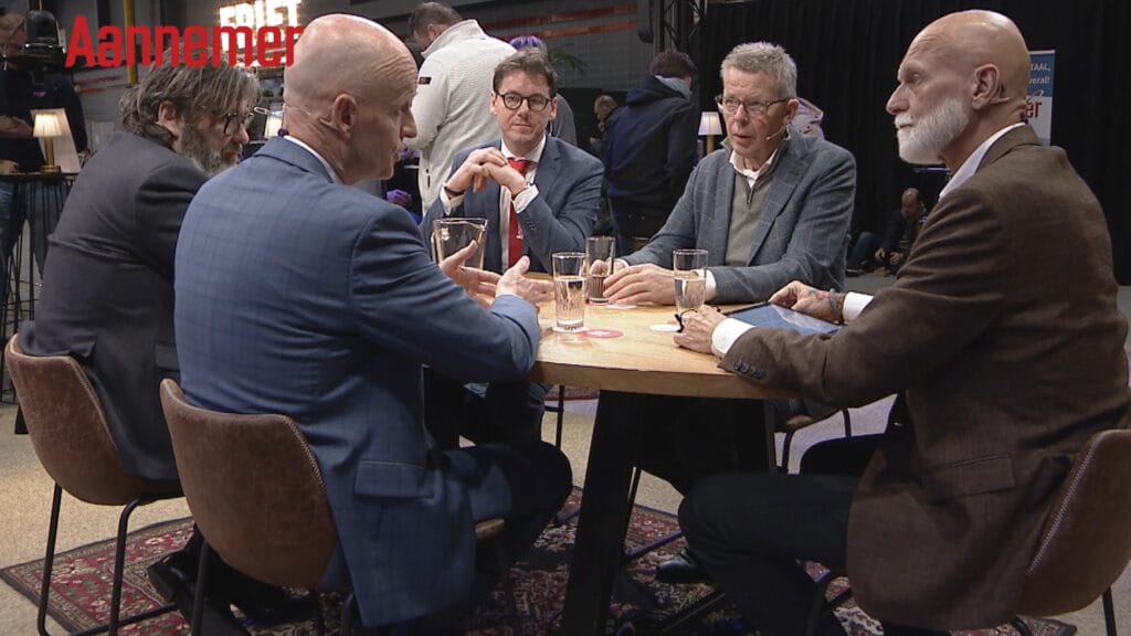 Jeroen de Willigen (BNA), Jaco Uittenbogaard (Aannemersfederatie Nederland) en Doekle Terpstra (Techniek Nederland) in gesprek met presentator Frans Reichardt en Aannemer-hoofdredacteur Wouter de Vries.