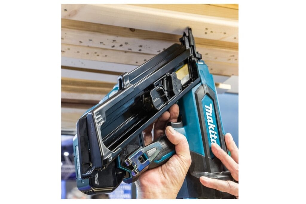 Makita DBN900