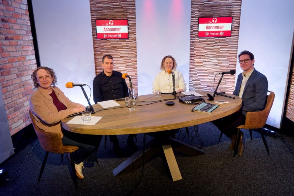 Aflevering 24 Aannemer Podcast over digitalisering, met Earl Kemp (Compofloor) en Anke Rolvink (Packhunt). Uiterst links Cynthia Herweijer en uiterst rechts Wouter de Vries van Aannemer.